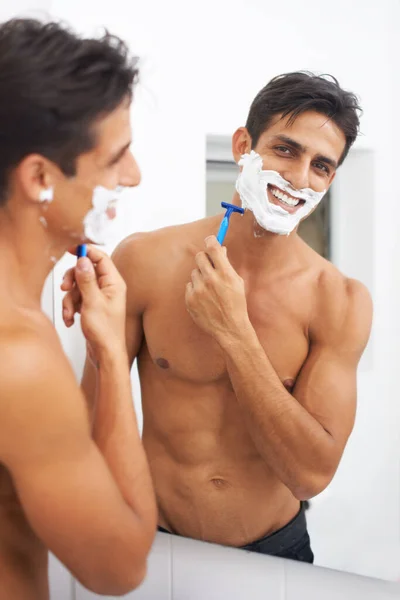 Förbereder mig för jobbet. En stilig ung man rakar sig. — Stockfoto