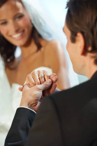 Hacer promesas de amor y honor. Vista recortada de un novio sosteniendo su nueva mano de novias. — Foto de Stock