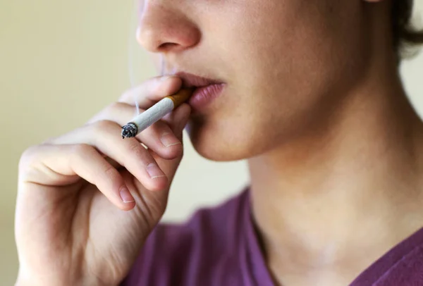 Cómo dejar de fumar ahora.... Primer plano de una persona que toma un arrastre de un cigarrillo. — Foto de Stock