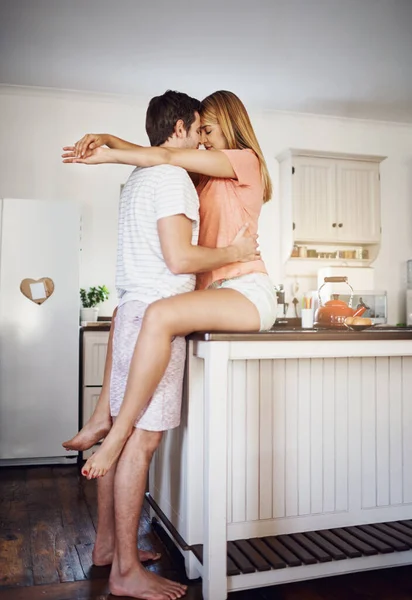 Jeden Tag liebe ich dich mehr und mehr. Aufnahme eines glücklichen jungen Paares, das einen romantischen Moment in der heimischen Küche teilt. — Stockfoto