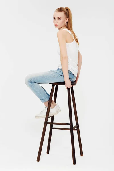 La sedia reale. Ritratto di una bella giovane donna su una sedia isolata su bianco. — Foto Stock