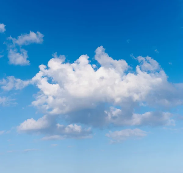 Uma foto de nuvens brancas e céu azul. Uma foto de nuvens brancas e céu azul. — Fotografia de Stock