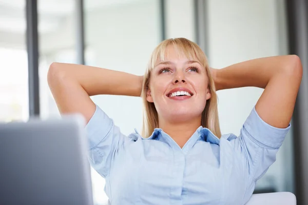 Travaux terminés. Femme d'affaires satisfaite se détendre devant un ordinateur portable. — Photo