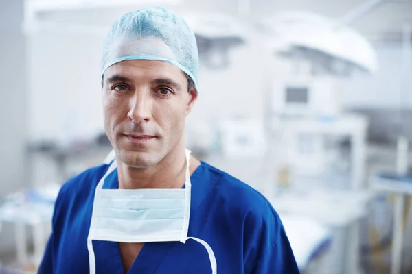 Ik ben klaar voor de operatie. Close-up van een zelfverzekerde mannelijke arts klaar voor chirurgie. — Stockfoto