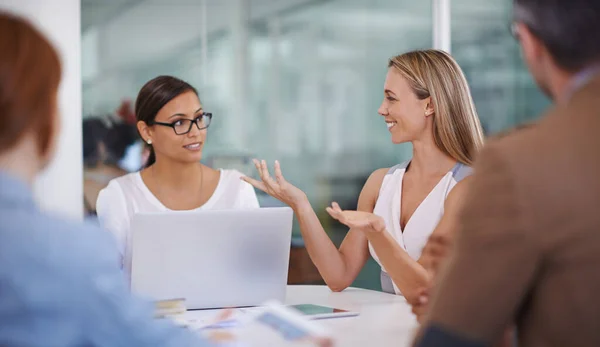 Det är fantastiskt enkelt. Skjuten av två kvinnliga kollegor diskuterar idéer. — Stockfoto