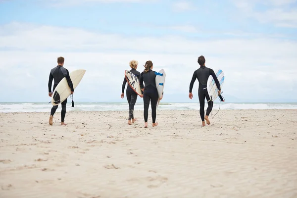 Surfar é mais do que revigorante. Surfistas jovens animado sobre bater as ondas impressionantes. — Fotografia de Stock