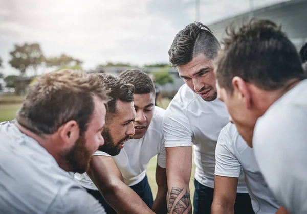 Zajmiemy się chłopcami. Przycięte ujęcie skupionego młodego zespołu rugby tworzącego zgrupowanie przed meczem na boisku do rugby. — Zdjęcie stockowe