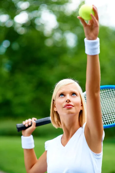 ゲームを始めましょう...ボールを提供する準備ができている若い女性テニス選手。. — ストック写真