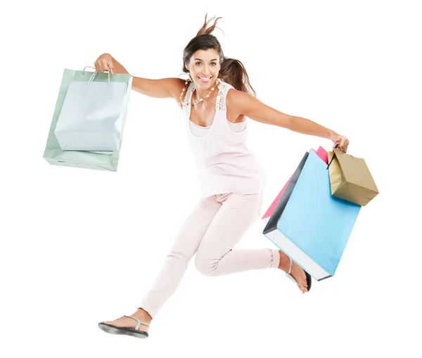 Jag vann en shoppingrunda. Studio porträtt av en glad ung kvinna som bär shoppingväskor mot en vit bakgrund. — Stockfoto