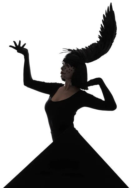 Прими позу. Снимок молодой женщины с пернатым головным убором в форме крыла с черным треугольником. — стоковое фото