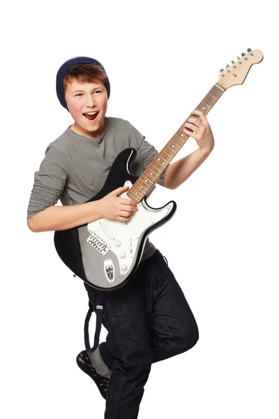 Rockin raus. Ein Teenager spielt eine E-Gitarre. — Stockfoto