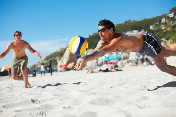 La mía. Tiro de un partido de voleibol de playa en un día soleado. — Foto de Stock