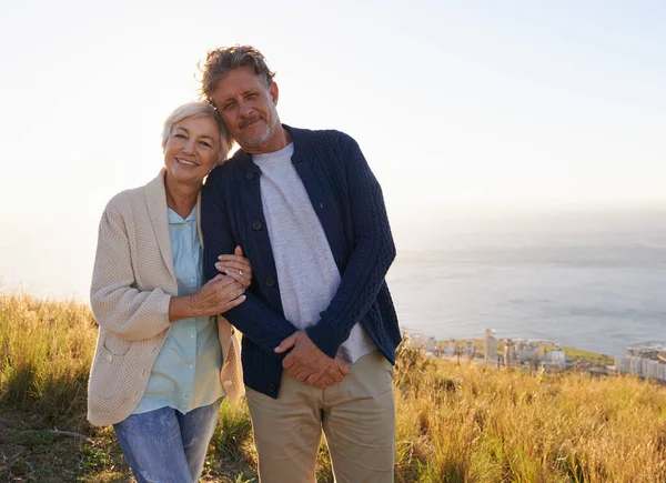 Åtog sig att älska varandra. Utsikt över ett äldre par stående på en bergssluttning tillsammans. — Stockfoto