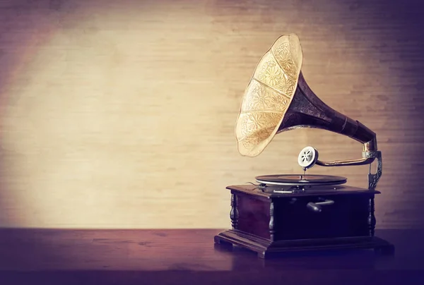 Sich in der Musik alter Zeiten zu verlieren. Aufnahmen eines Grammophons im Vintage-Stil. — Stockfoto