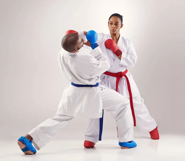 Evitare i suoi pugni. Due persone che fanno karate. — Foto Stock
