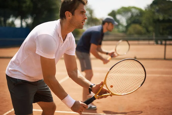 Deras vänner och stora rivaler på planen. Två manliga tennisspelare på planen. — Stockfoto