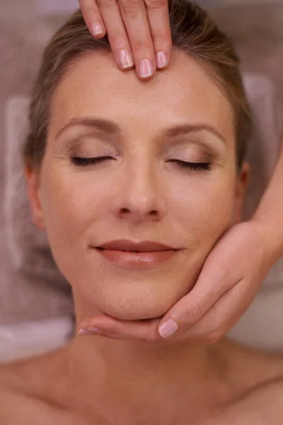 Simply blissful. Cropped shot of a woman in a day spa getting a face massage. — Stock Photo, Image