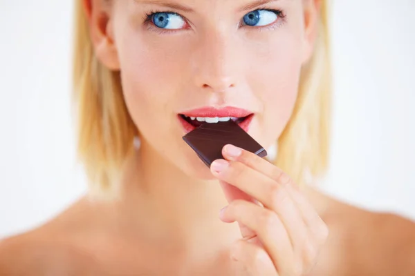 Juste un pâté de maisons. Jeune femme dégustant un délicieux morceau de chocolat. — Photo