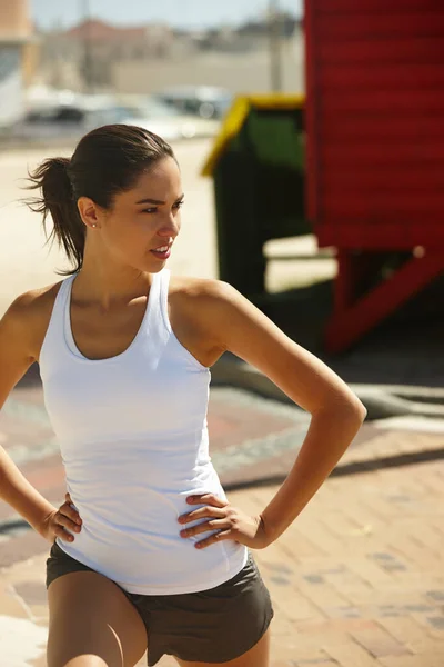 Les excuses ne brûlent pas de calories. Plan recadré d'une jeune femme qui fait des étirements à l'extérieur. — Photo