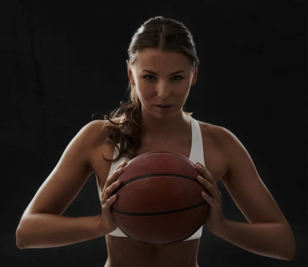 Wanna play - Sporty women. Cropped view of a young woman in sportswear holding a basketball. — Stock Photo, Image