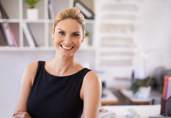 E 'stata creata per il mondo degli affari. Ritratto di una donna attraente in piedi in un ufficioRitratto di una donna attraente in piedi in un ufficio. — Foto Stock