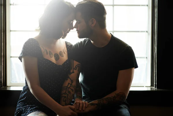 Quero mesmo beijar-te. Tiro de um jovem casal carinhoso sentado à janela. — Fotografia de Stock