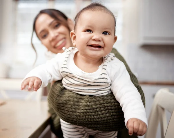 Il sourit aujourd'hui. Tourné d'un adorable bébé collant avec sa mère à la maison. — Photo
