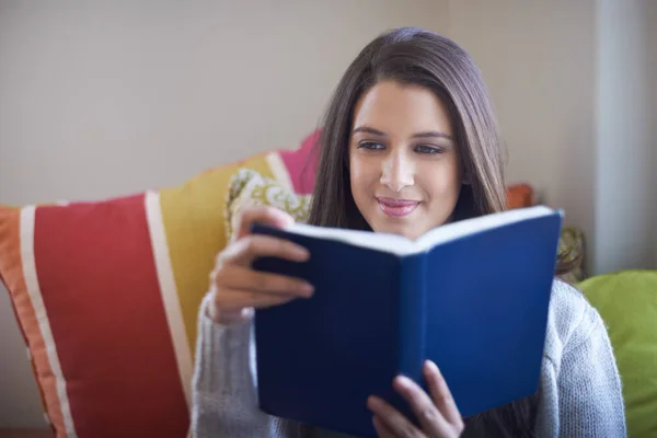 Zaabsorbowany znakomitą książką. Widok na młodą kobietę cieszącą się dobrą książką. — Zdjęcie stockowe