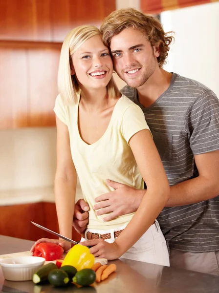 Ρομαντικό κουζίνας. Πορτρέτο ενός ευτυχισμένου νεαρού ζευγαριού που στέκεται στην κουζίνα. — Φωτογραφία Αρχείου