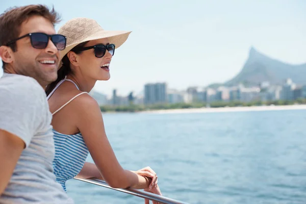 Наслаждаюсь видами. Снимок привлекательной молодой пары, наслаждающейся прогулкой на лодке вместе. — стоковое фото