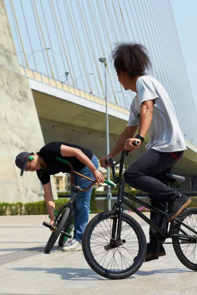 Klaar. BMX renners doen trucs in de stad. — Stockfoto
