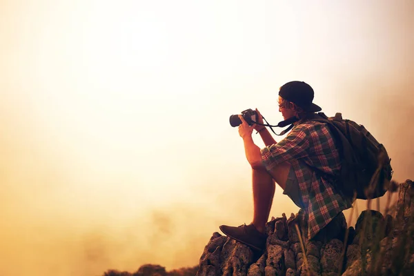 Η φωτογραφία είναι μια ερωτική σχέση με τη φύση. Φωτογραφία ενός νεαρού φωτογράφου που φωτογραφίζει ένα ομιχλώδες τοπίο από την κορυφή ενός βουνού. — Φωτογραφία Αρχείου