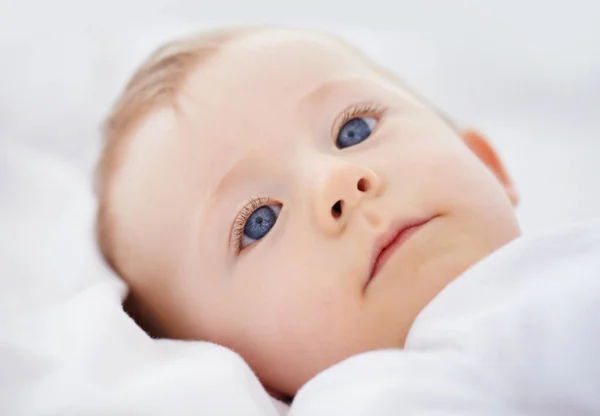 Qué día tan largo. Primer plano de un adorable bebé acostado en su cuna. —  Fotos de Stock