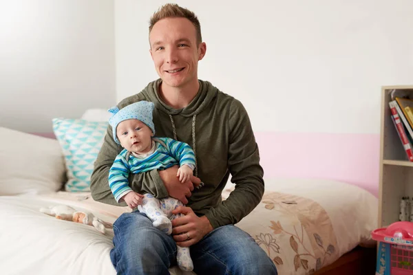 Ser pai é um sentimento tão caloroso. Retrato de um pai se relacionando com seu bebê em casa. — Fotografia de Stock