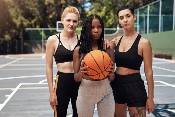 Vinnare väntar inte på chanser, de tar dem. Porträtt av en grupp sportiga unga kvinnor som står tillsammans på en idrottsplan. — Stockfoto