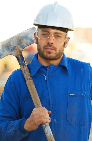 Excavadora. Retrato de un trabajador de la construcción con su pala sobre su hombro. —  Fotos de Stock