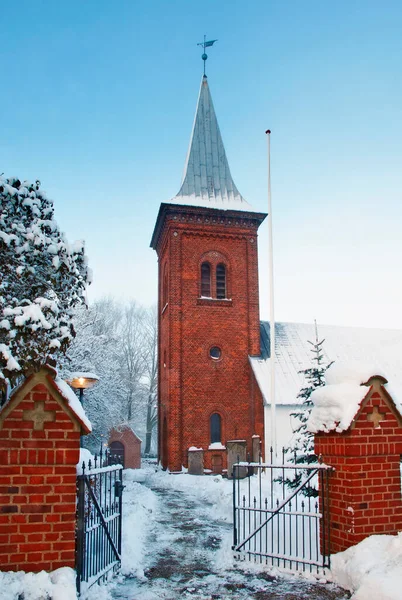Ett foto av en dansk kyrka på vintern. Ett foto av en dansk kyrka på vintern. — Stockfoto