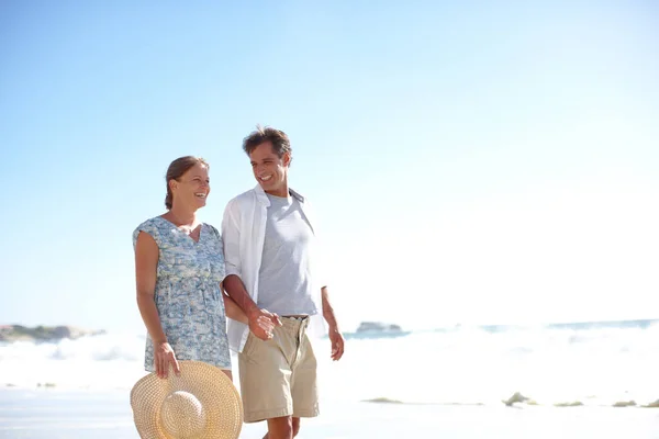 Jest tylko mężczyzną, którego potrzebuje w swoim życiu. Szczęśliwa dojrzała para spacerująca razem po plaży. — Zdjęcie stockowe
