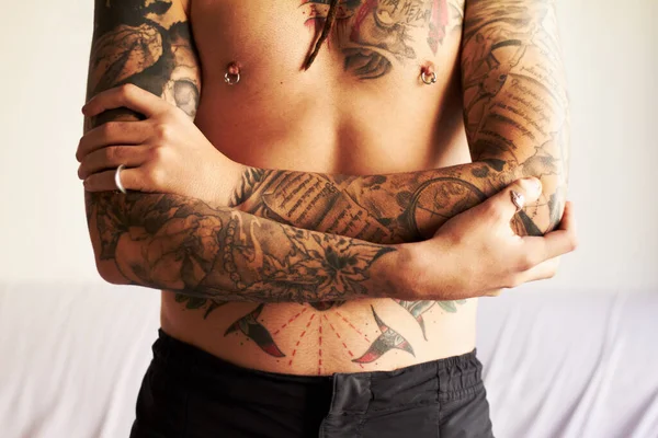 Ink Me. Tiro de un jovencito con tatuajes. — Foto de Stock