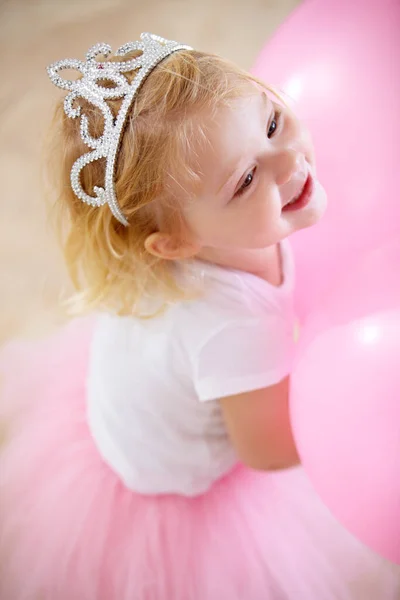 Ő a szülinapos hercegnő. Egy kislány hercegnőnek öltözött a szülinapi buliján.. — Stock Fotó