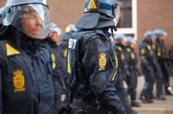 줄을 잡고 있어. 일련의 폭동 진압 경찰 저격. — 스톡 사진