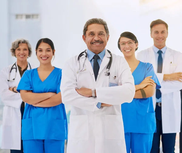당신의 건강 이 최우선이에요. 병원에서 두 팔을 벌리고 서 있는 의료 팀의 모습. — 스톡 사진