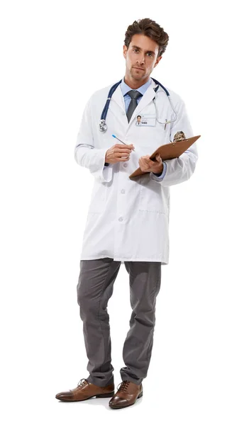 Está aquí para mantenerte saludable. Retrato de estudio completo de un joven profesional médico de aspecto serio sosteniendo un portapapeles. —  Fotos de Stock