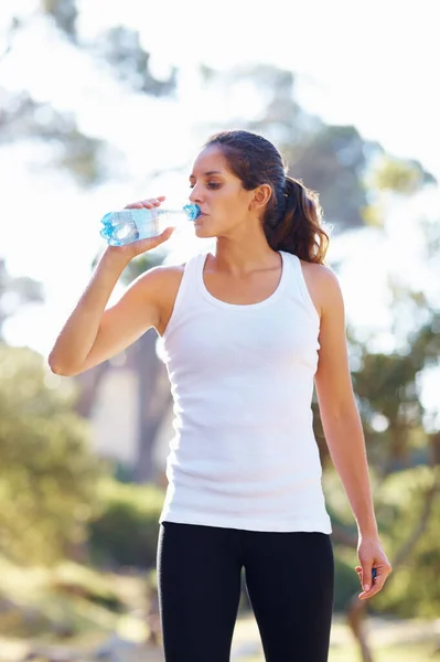 운동중에 물을 마시는 여자. 일할 때 물을 마시는 아름다운 여인의 모습. — 스톡 사진