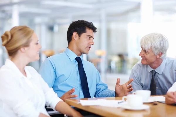 Pria bisnis berdiskusi dengan eksekutif wanita. Portrait of business men discussing with female executive at meeting. — Stok Foto