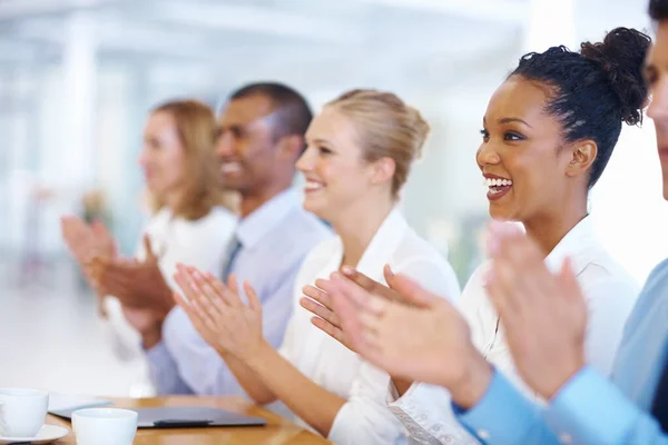 Gli uomini d'affari applaudono. Ritratto di uomini d'affari multietnici applauditi durante la presentazione. — Foto Stock