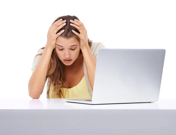 Internet stressar mig någon gång. Studio skott av en ung kvinna ser stressad när du sitter framför sin bärbara dator. — Stockfoto