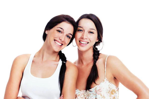 Beste Freunde fürs Leben. Zwei glückliche Teenie-Freundinnen posieren für die Kamera, isoliert auf Weiß - Copyspace. — Stockfoto