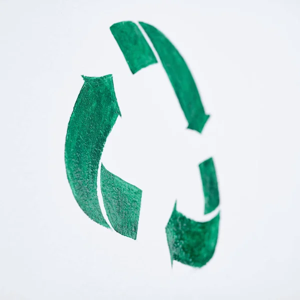 Vägen till morgondagen börjar med en städare idag. Skott av en grön återvinningssymbol målad på en vägg. — Stockfoto