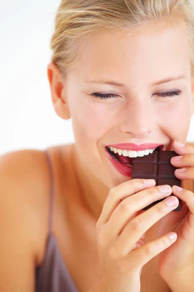 Ah, esto es increíble. Mujer joven disfrutando de un delicioso trozo de chocolate con deleite. — Foto de Stock